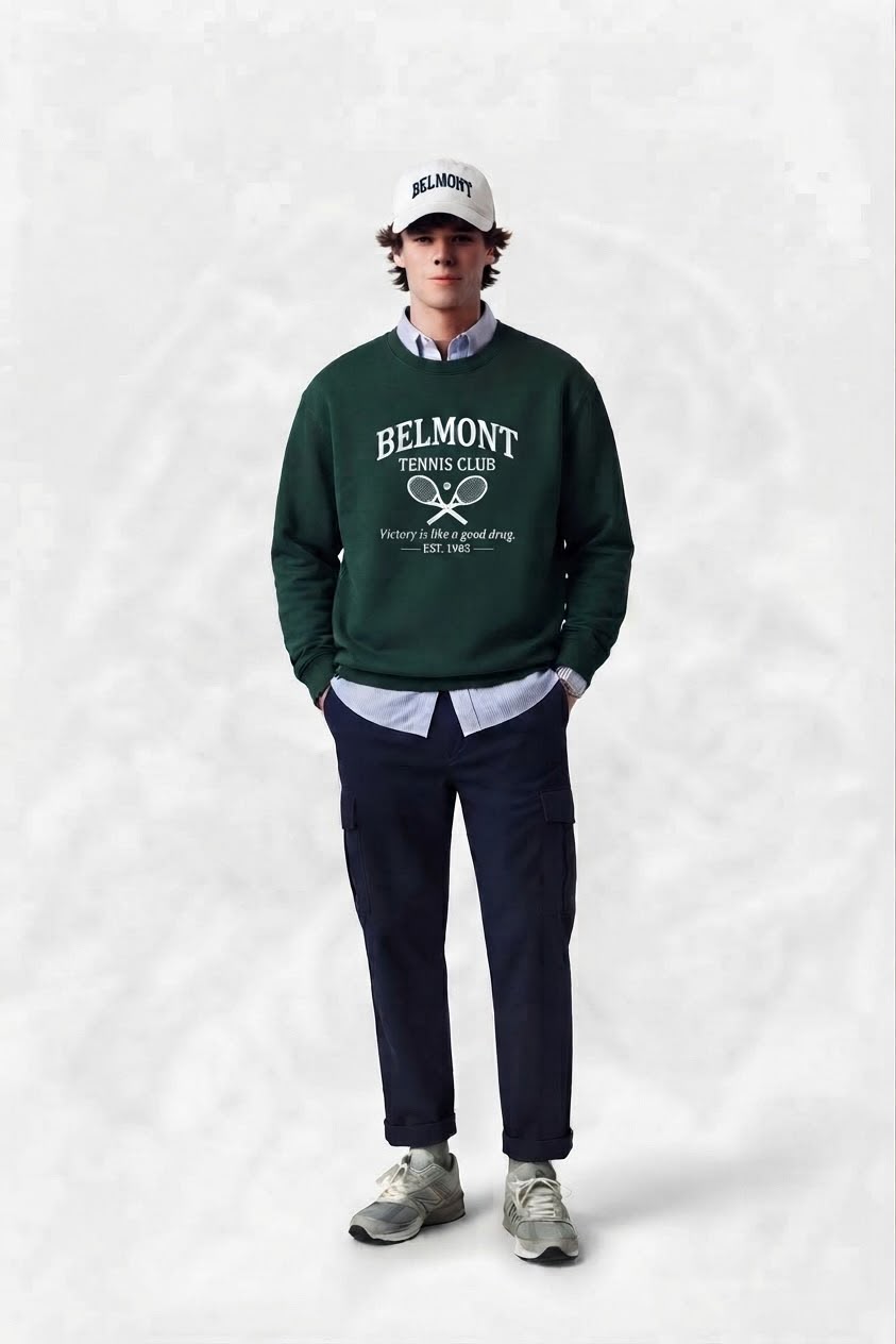 Look Belmont: sudadera Tennis Club verde con gorra blanca y pantalón marino