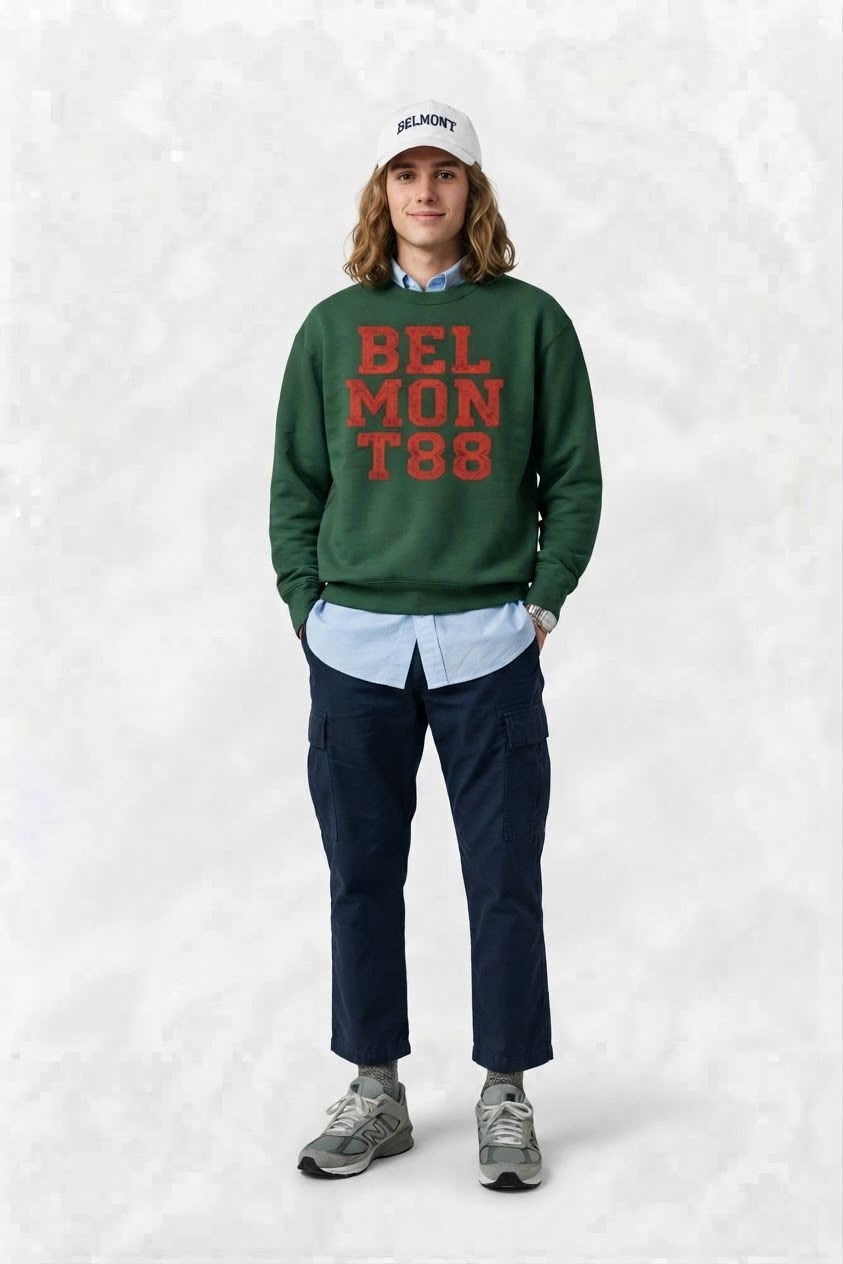 Look Belmont: sudadera Belmont 88 verde con letras rojas, gorra blanca y cargo marino