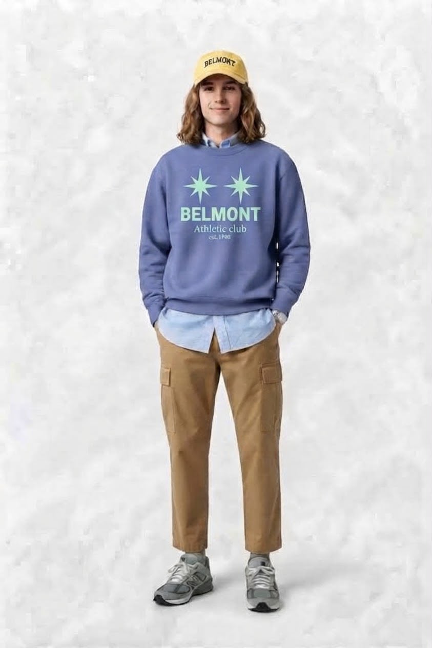 Look Belmont: sudadera azul lavanda con estrellas menta BELMONT Athletic Club, gorra amarilla y cargo camel