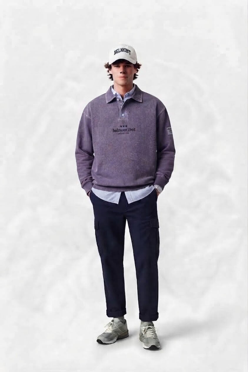 Look Belmont: polo lavado malva con camisa celeste, gorra blanca y cargo marino