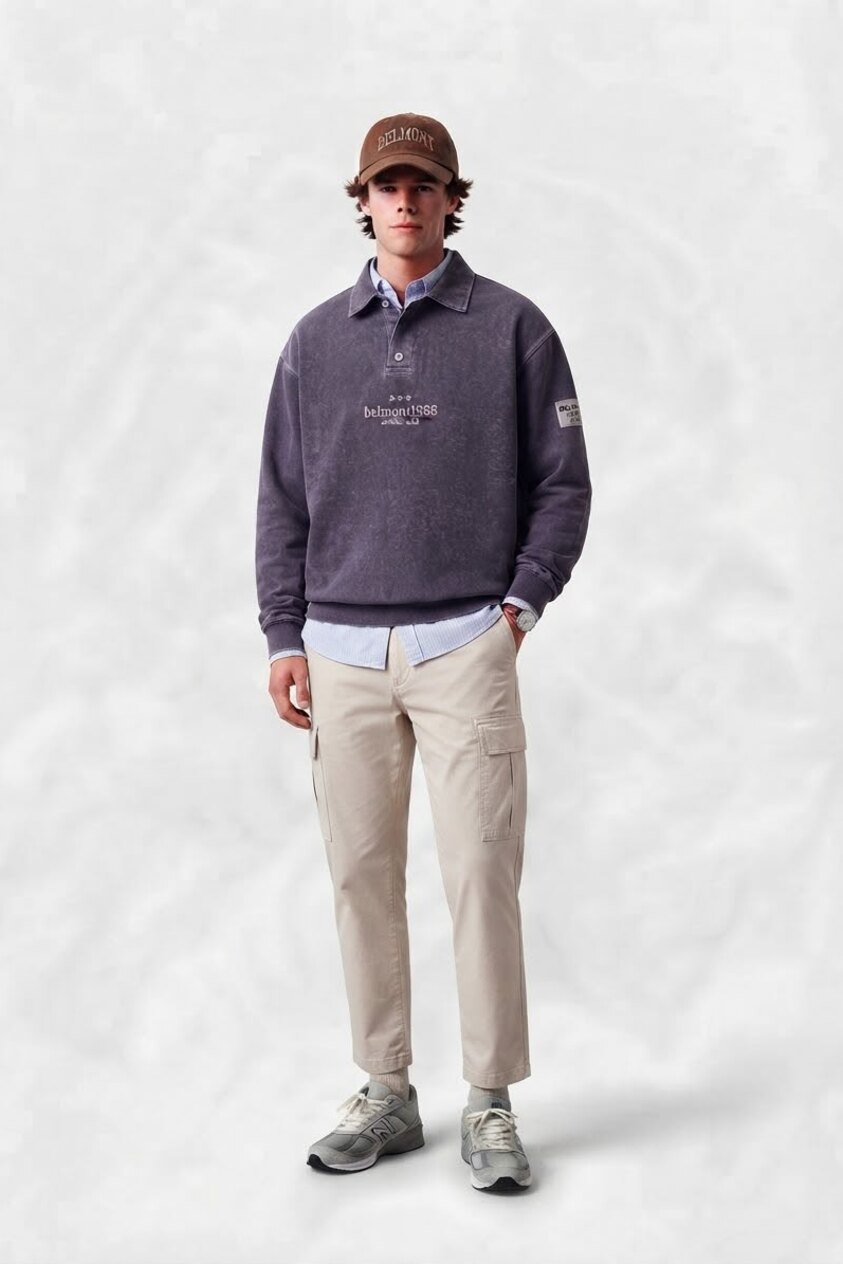 Look Belmont: polo lavado gris con camisa celeste, gorra marron y cargo arena