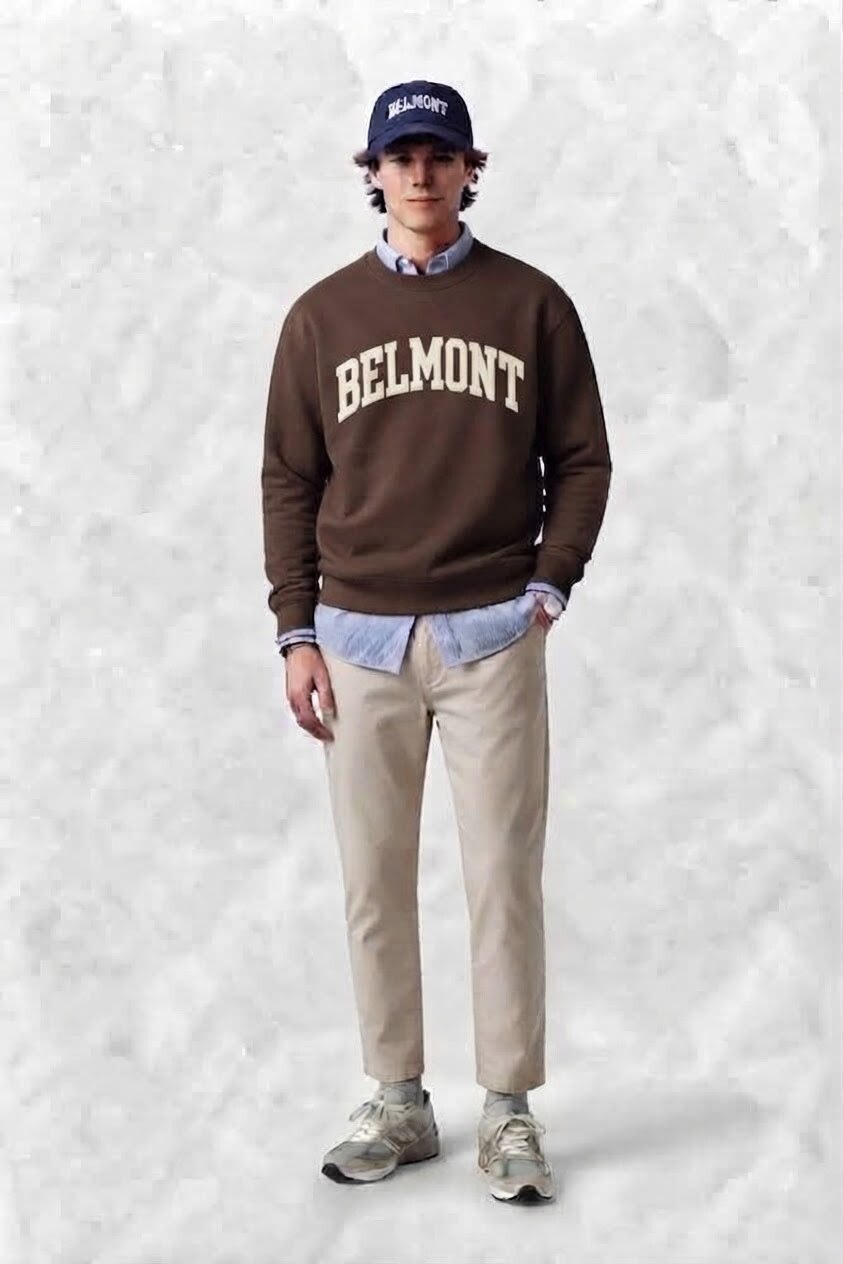 Look Belmont: sudadera marron BELMONT universitaria con camisa celeste y chino arena